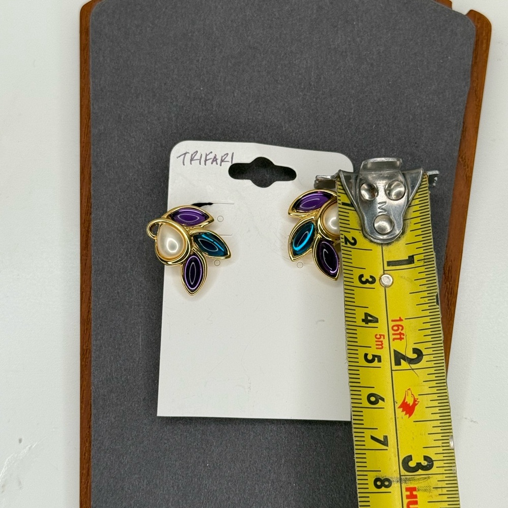 Vintage Trifari Clip-On Earrings 80s Gold Tone Faux Pearl Jewel Tone Enamel - Picture 4 of 8